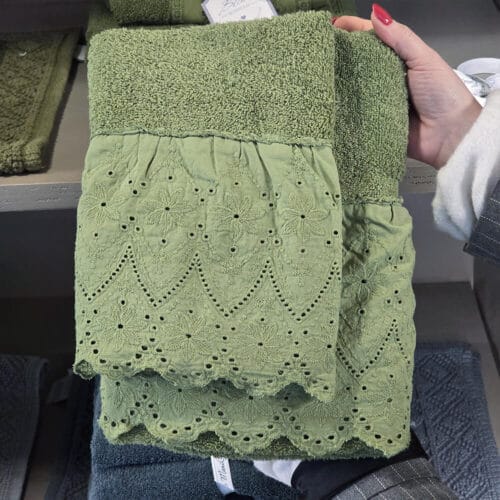 Coppia di asciugamani viso e ospite in cotone con balza in pizzo sangallo tinta in capo, colore Verde Chiaro, dimensioni 40x60 cm e 60x110 cm.