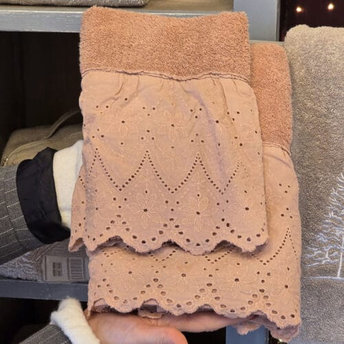 Paire de serviettes de toilette et d'invités en coton avec volant en dentelle sangallo teintée dans la masse, coloris rose, dimensions 40x60 cm et 60x110 cm.