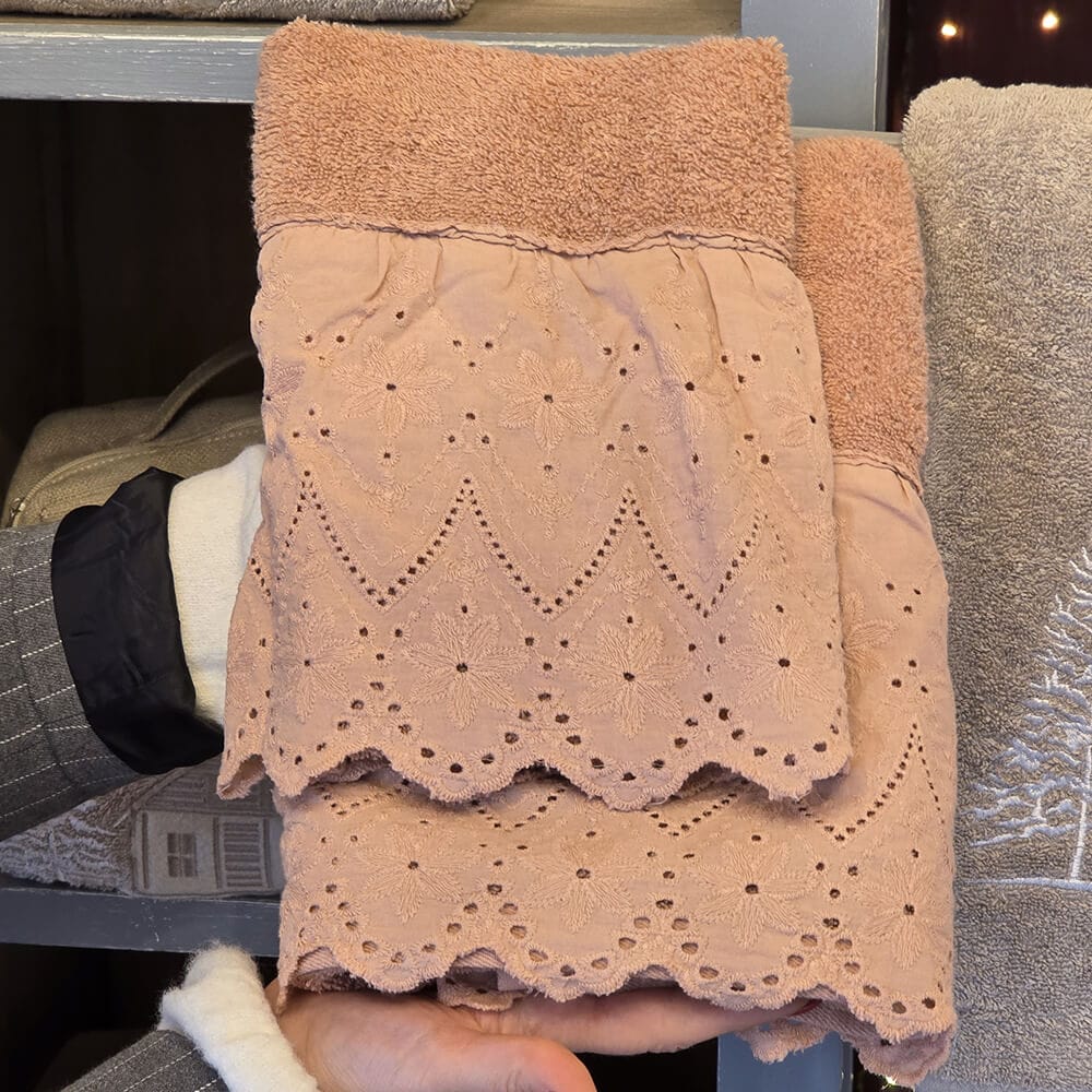 Paire de serviettes de toilette et d'invités en coton avec volant en dentelle sangallo teintée dans la masse, coloris rose, dimensions 40x60 cm et 60x110 cm.