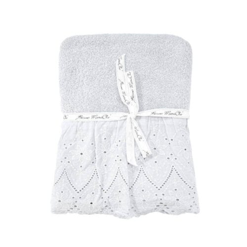Coppia di asciugamani viso e ospite con balza in pizzo sangallo tinta in capo color grigio chiaro, realizzati in spugna morbida da 450 gsm, dimensioni 40x60 cm e 60x110 cm.