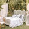 Set Blanc Mariclò con trapunta matrimoniale Fru Fru, morbida microfibra bianca con gale di 20 cm, e copriguanciali coordinati con pizzo Sangallo.