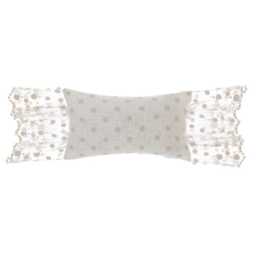 Cuscino Blanc Mariclò collezione Dentelle in cotone bianco, decorato con pizzo e ricami floreali, posizionato in un ambiente romantico e luminoso.