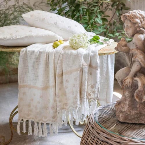 Copritutto bianco in cotone della collezione Dentelle, decorato con pizzo floreale e rifinito con frange.