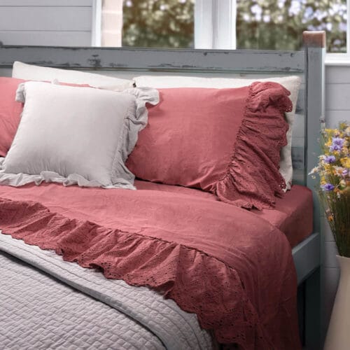 Completo letto matrimoniale rosa antico con gale ricamate, in cotone delavé no stiro, perfetto per uno stile shabby chic.