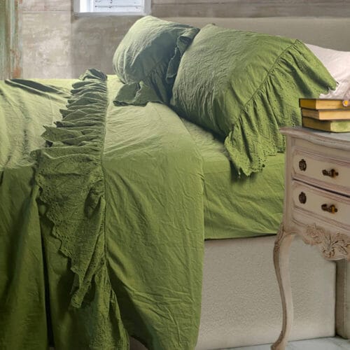 Completo letto matrimoniale Verde con gale ricamate, in cotone delavé no stiro, perfetto per uno stile shabby chic.