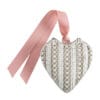 Cuore in metallo traforato bianco anticato con decorazione profumata Mathilde M., accompagnato da un sacchetto in organza bianca e dettagli romantici.