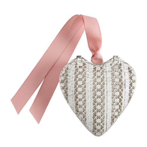 Cuore in metallo traforato bianco anticato con decorazione profumata Mathilde M., accompagnato da un sacchetto in organza bianca e dettagli romantici.