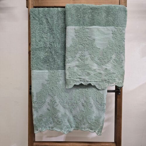 Coppia asciugamani bagno in spugna e pizzo Versailles Verde Salvia