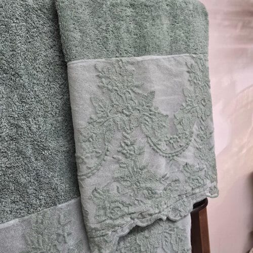 Paire de serviettes de bain Versailles Méditerranée en éponge et dentelle (Copia) (Copia) – Image 3