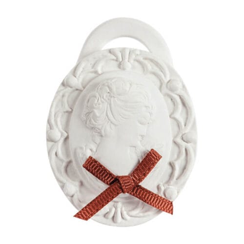 Medaglione profumato Mathilde M. in gesso bianco con rilievo di donna, decorato con fiocco rosso e impregnato della fragranza "Fruits des Bois".