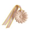 Decorazione profumata Mathilde M. a forma di margherita in gesso rosa, con nastro decorativo rosa e giallo, e fragranza "Perle de Coco".