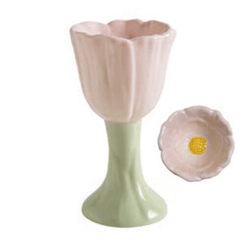 Portauovo in ceramica rosa chiaro a forma di tulipano con base verde pastello, elegante e decorativo.