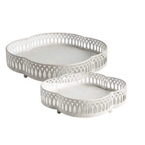 Vassoio in metallo bianco con bordo traforato, design elegante e romantico.