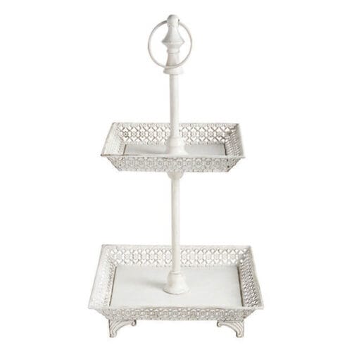 Alzatina in metallo bianco a due piani con dettagli traforati, elegante e funzionale per decorazioni e servizio.