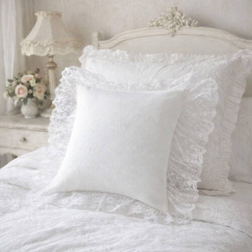 Cuscino Blanc Mariclo Dentelle in cotone bianco, decorato con delicate gale in pizzo.