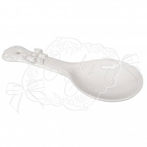 Poggiamestolo in ceramica bianca con dettagli floreali e fiocco decorativo in rilievo, stile shabby chic – Coccole di Casa.