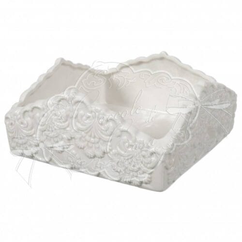 Scopri il porta tovaglioli quadrato in ceramica shabby chic di Coccole di Casa. Elegante e capiente, è perfetto per una tavola raffinata e organizzata!