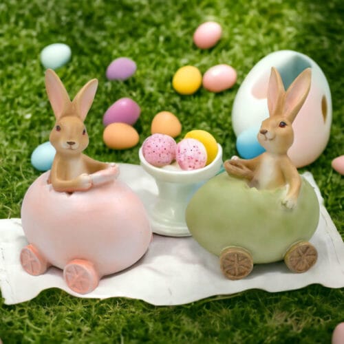 Coniglietti decorativi in resina dentro uova colorate con ruote, perfetti per la Pasqua e l’arredamento primaverile.