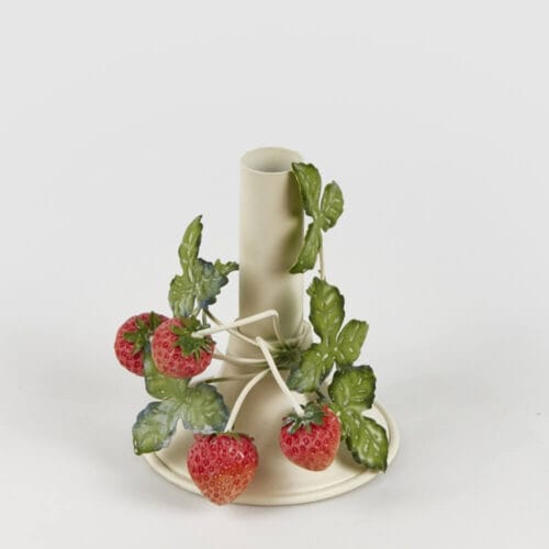 Portacandela in metallo con base avorio e decorazioni realistiche di fragole rosse e foglie verdi intrecciate.