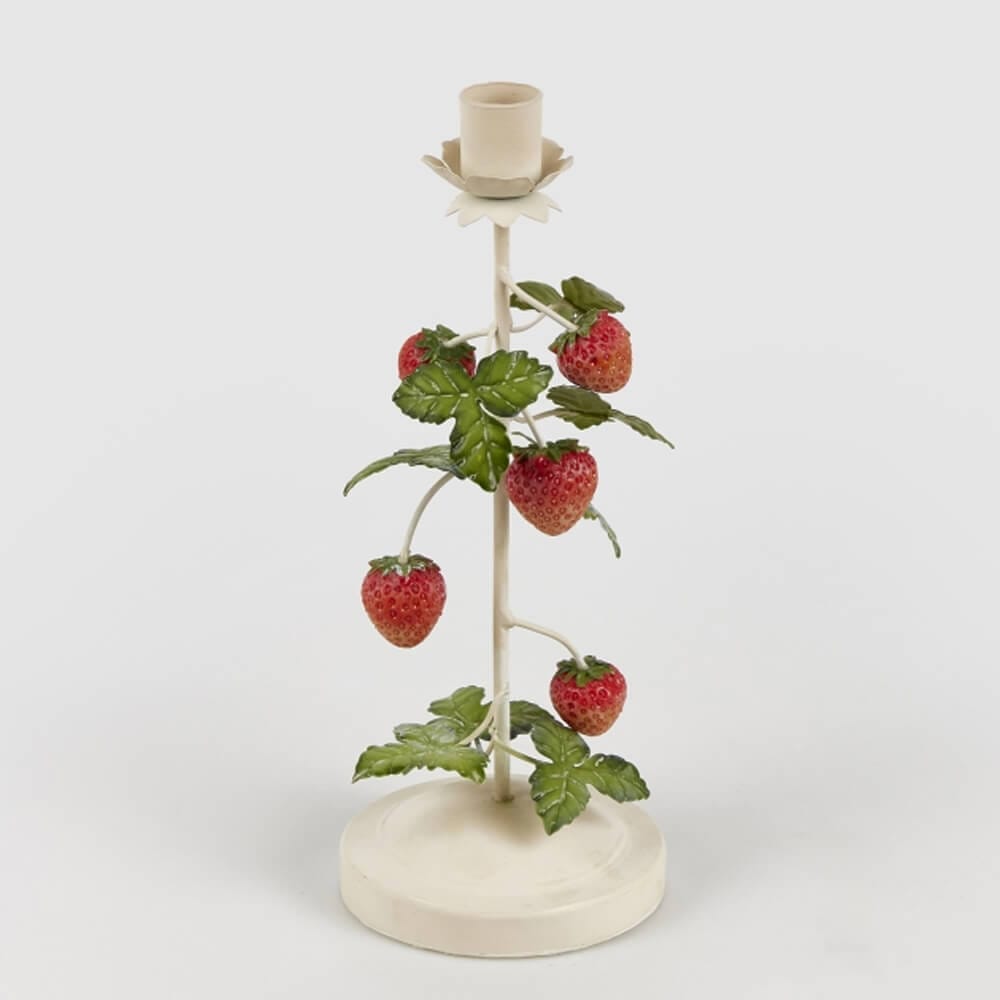 Candelabro in metallo avorio decorato con foglie verdi e fragole rosse realistiche in rilievo.