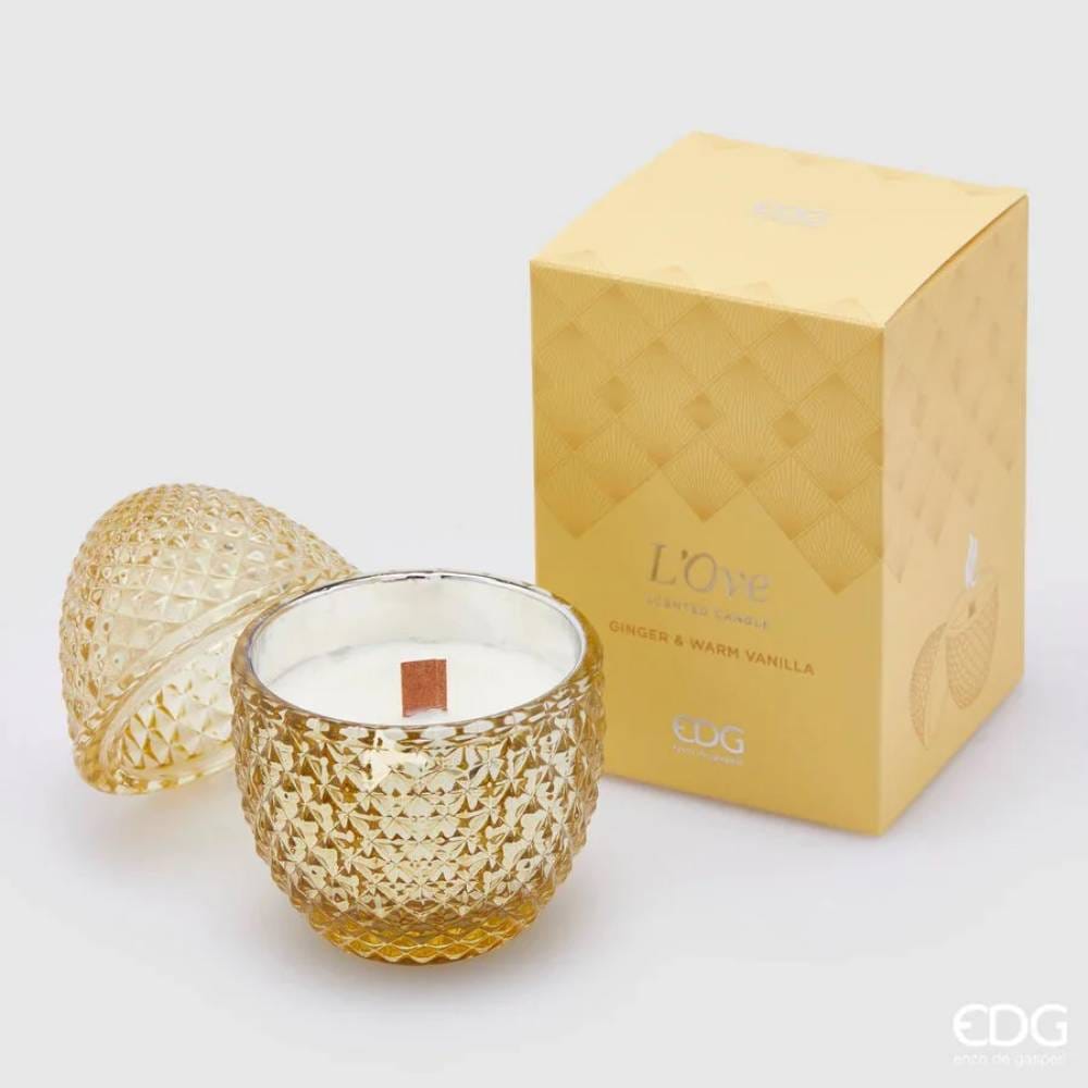 EDG Vela perfumada Huevo Jengibre y Vainilla Cálida H12 D8 105g 1 Candela profumata EDG in vetro dorato lavorato, a forma di uovo, con stoppino in legno e scatola regalo dorata con logo.