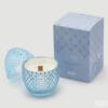 Candela profumata EDG in vetro azzurro lavorato, a forma di uovo, con stoppino in legno e scatola regalo in tonalità celeste con logo.