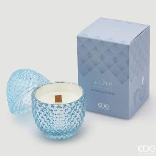 Candela profumata EDG in vetro azzurro lavorato, a forma di uovo, con stoppino in legno e scatola regalo in tonalità celeste con logo.