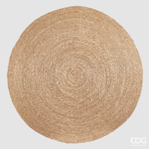 Tappeto rotondo EDG in giacinto acquatico intrecciato, con texture naturale e lavorazione artigianale, colore beige caldo.