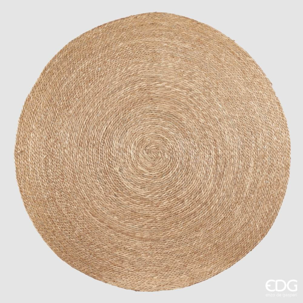 EDG Alfombra redonda de yute Ø120 cm 1 Tappeto rotondo EDG in giacinto acquatico intrecciato, con texture naturale e lavorazione artigianale, colore beige caldo.