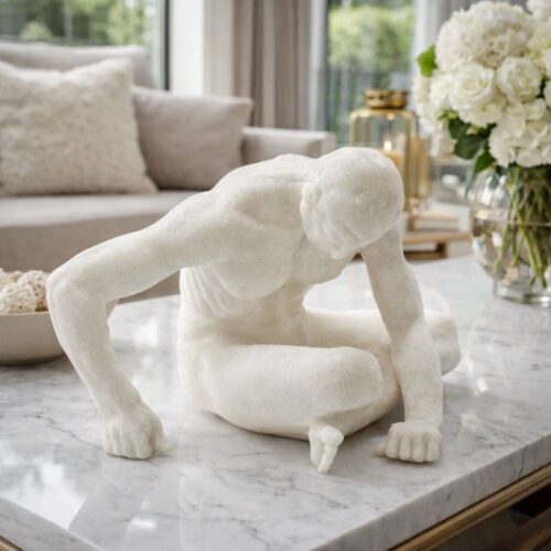 Statua Adone in resina bianca effetto marmo, rappresentazione scultorea maschile con dettagli anatomici finemente lavorati.