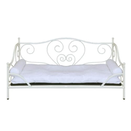 Cuccia per cani in metallo bianco con schienale a forma di cuore e cuscino imbottito bianco, stile elegante shabby chic.