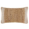 Cuscino rettangolare in juta intrecciata con righe bianche laterali, tonalità calde e texture naturale in stile boho chic.