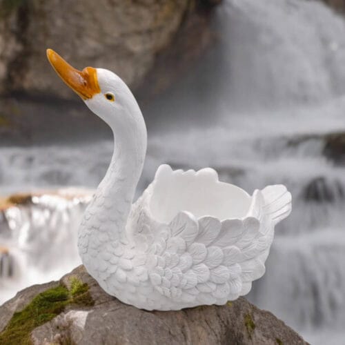 Cigno decorativo in resina bianca con dettagli realistici, perfetto per giardini e arredamenti eleganti.