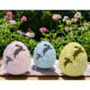 Uova decorative in ceramica con luce, disponibili in rosa, azzurro e giallo, perfette per la Pasqua.
