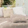 Cuscino quadrato in cotone garzato con ricamo floreale, disponibile in beige e avorio, perfetto per arredi shabby chic.