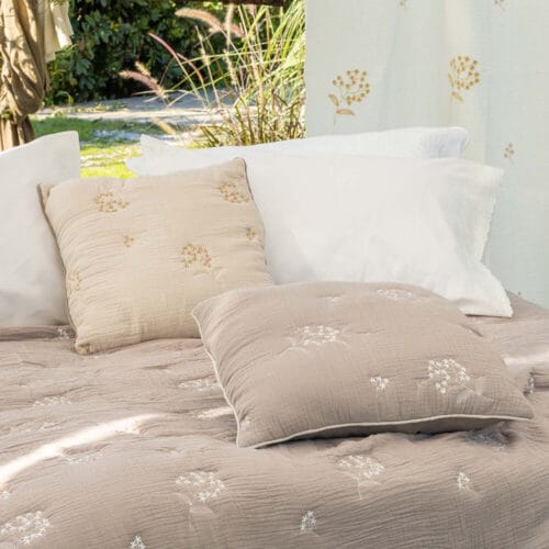 Cuscino quadrato in cotone garzato con ricamo floreale, disponibile in beige e avorio, perfetto per arredi shabby chic.