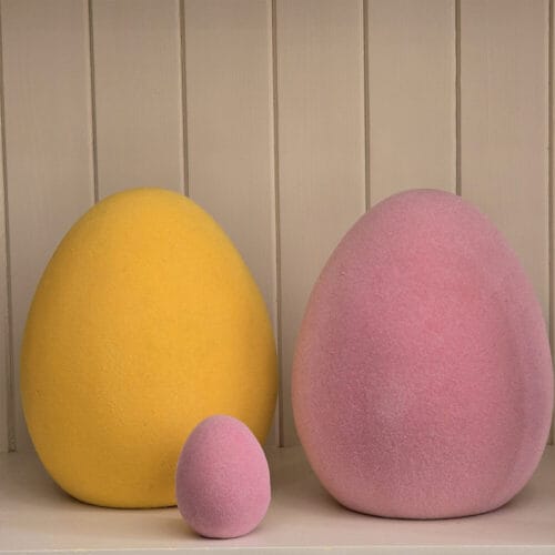 Uovo felpato in ceramica, decorazione pasquale in colori pastello (rosa, verde, giallo)