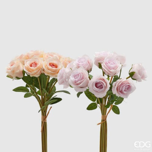 Mazzo di 10 rose artificiali in tonalità rosa chiaro o pesca con foglie verdi e steli lunghi legati con rafia.