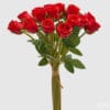 Mazzo di 18 rose rosse artificiali con foglie verdi e steli lunghi legati con nastro in rafia.