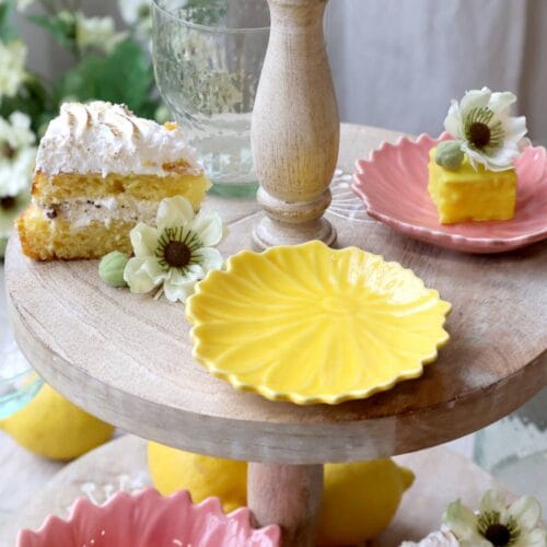 Piattino Chic Antique in porcellana gialla a forma di fiore ninfea, ideale per dolci o piccoli stuzzichini.