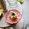 Piattino rosa Chic Antique a forma di fiore ninfea in porcellana, con dolcetto e decorazione floreale.