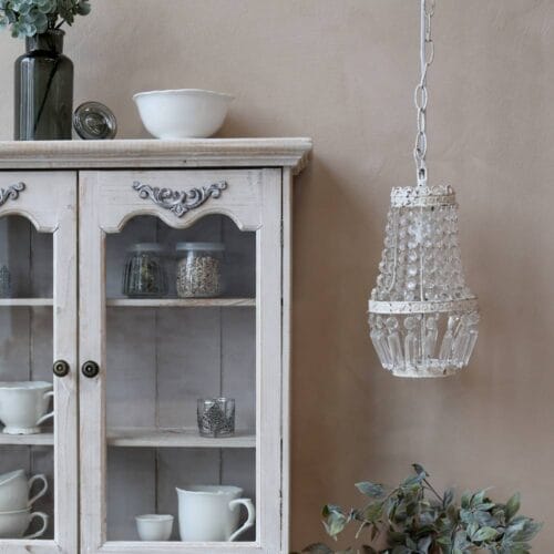 Lampadario Chic Antique bianco con pendenti in cristallo acrilico trasparente, in stile vintage shabby.