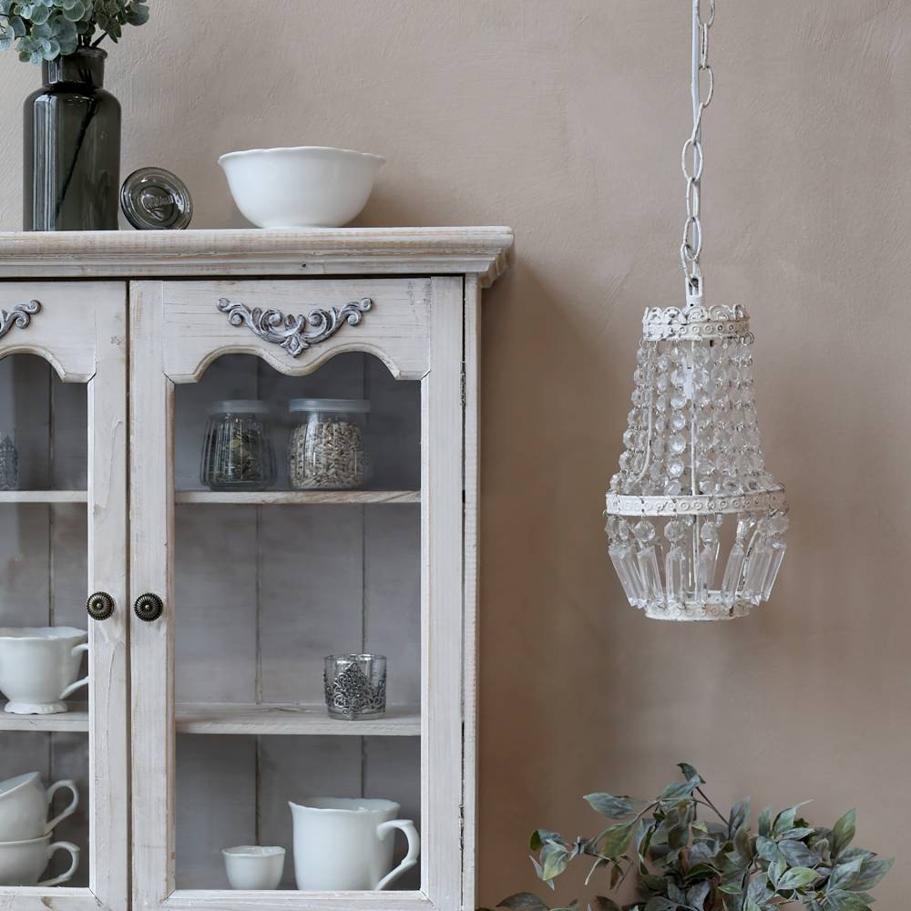 Lampadario Chic Antique bianco con pendenti in cristallo acrilico trasparente, in stile vintage shabby.