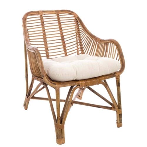 Poltroncina in rattan naturale con cuscino bianco, dallo stile mediterraneo e design arrotondato.