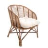 Poltroncina in rattan naturale con cuscino imbottito chiaro, dallo stile mediterraneo, firmata Blanc Mariclò.