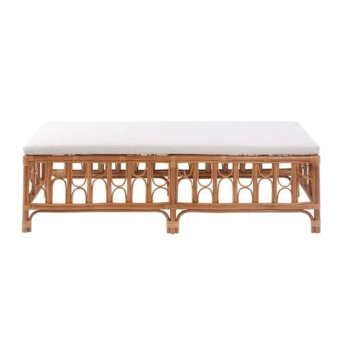 Panchetta rettangolare in rattan naturale con cuscino chiaro, dal design ad archi decorativi, firmata Blanc Mariclò.
