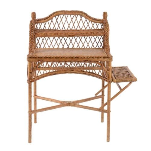 Scrittoio in rattan intrecciato con alzatina sagomata, dettagli decorativi a rombo e ripiano laterale pieghevole.