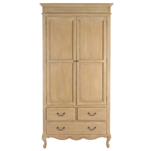 Armadio in legno naturale con due ante, tre cassetti inferiori, gambe sagomate e maniglie in metallo brunito in stile vintage.