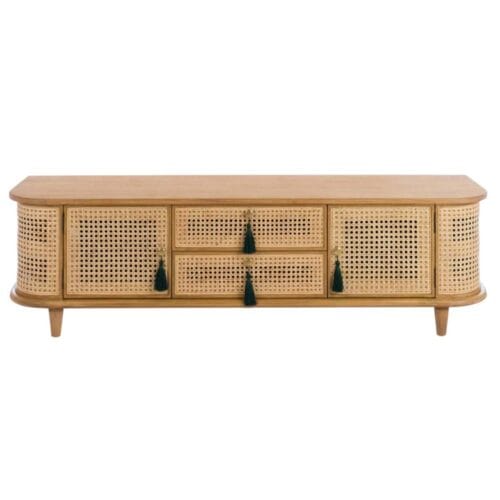 Mobile TV rettangolare in legno chiaro e frontali in vimini intrecciato, con nappine decorative verdi e angoli stondati.