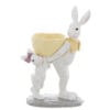 Decorazione Blanc Mariclò in resina con due coniglietti bianchi, uno adulto con foulard e uno cucciolo con fiocco, che sorreggono un contenitore giallo effetto vimini.